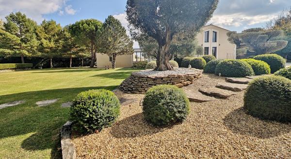 Maison 7 pièces - 300 m²