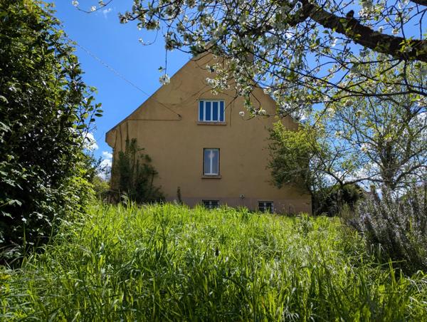 Belle maison de ville ensoleillée de trois chambres située à Saint Benoît du Sault, dans l'Indre.