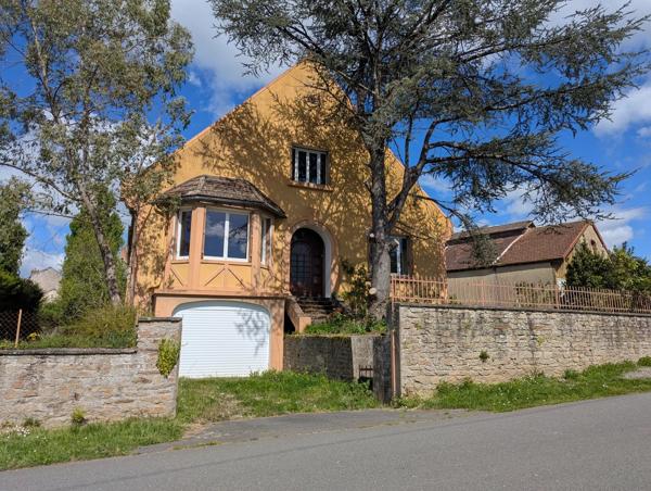 Belle maison de ville ensoleillée de trois chambres située à Saint Benoît du Sault, dans l'Indre.