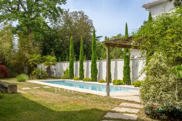 CHARTREUSE RÉNOVÉE PAR ARCHITECTE - CALME – JARDIN – DÉPENDANCE - PISCINE - GARAGE