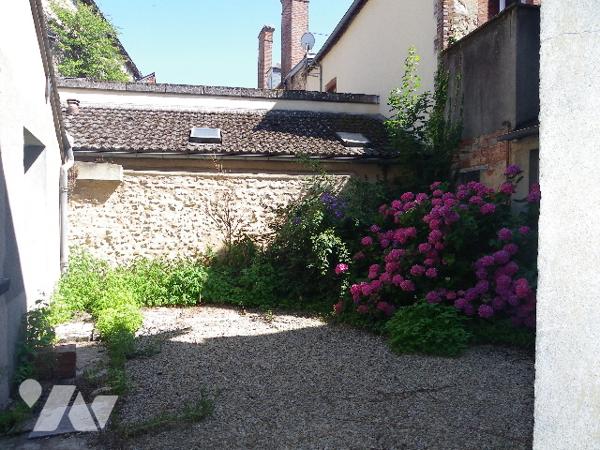 Immeuble de rapport avec local commercial et 2 appartements. Beau potentiel.