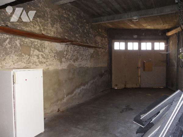 Immeuble de rapport avec local commercial et 2 appartements. Beau potentiel.