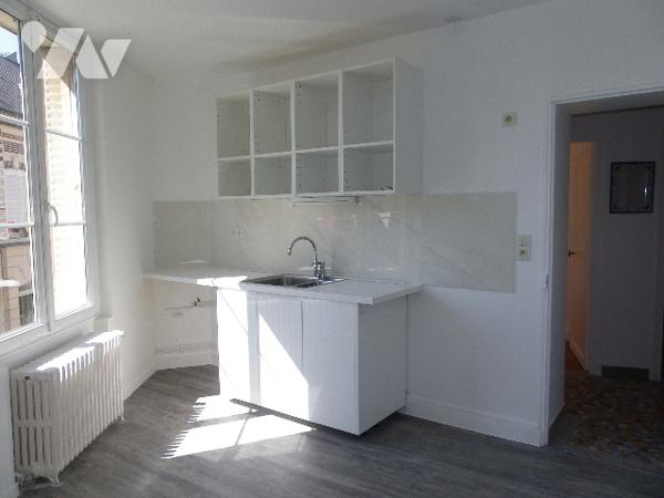 Immeuble de rapport avec local commercial et 2 appartements. Beau potentiel.