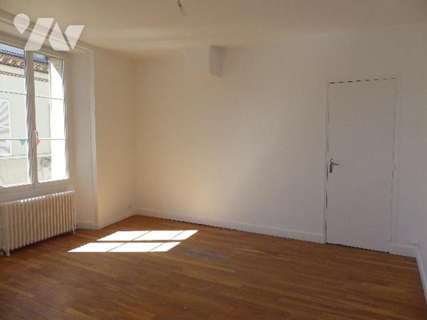 Immeuble de rapport avec local commercial et 2 appartements. Beau potentiel.