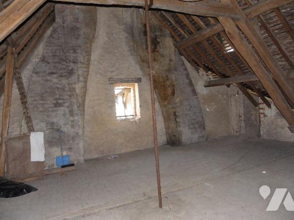 Immeuble de rapport avec local commercial et 2 appartements. Beau potentiel.