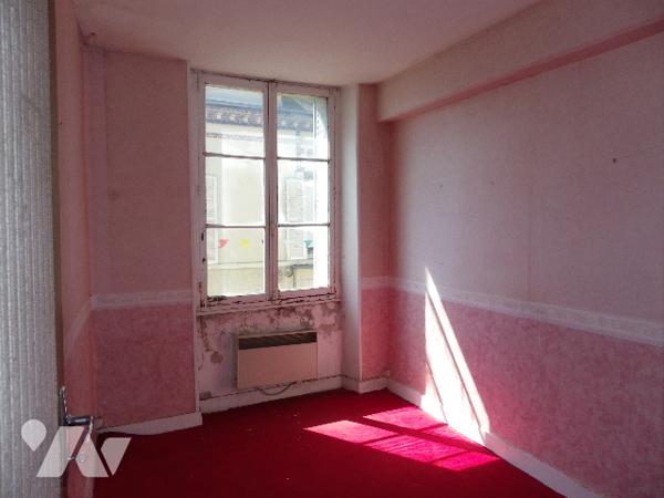 Immeuble de rapport avec local commercial et 2 appartements. Beau potentiel.