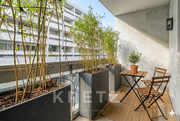 Paris 7ème - Rue Saint-Dominique - Balcon - Lumineux - Calme - Excellent état