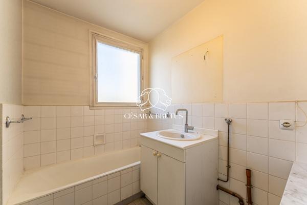 À vendre – Joli T3 à rénover avec balcon et vue dégagée à Oullins.
