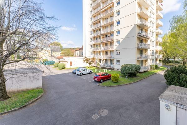 À vendre – Joli T3 à rénover avec balcon et vue dégagée à Oullins.