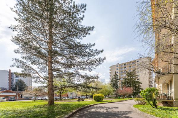 À vendre – Joli T3 à rénover avec balcon et vue dégagée à Oullins.