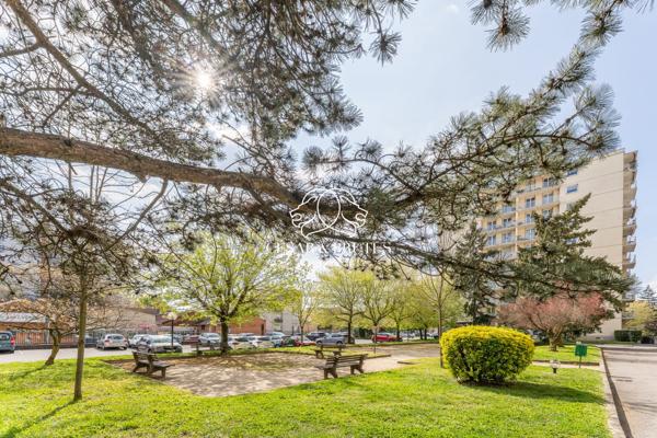 À vendre – Joli T3 à rénover avec balcon et vue dégagée à Oullins.
