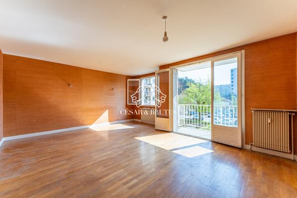 À vendre – Joli T3 à rénover avec balcon et vue dégagée à Oullins.