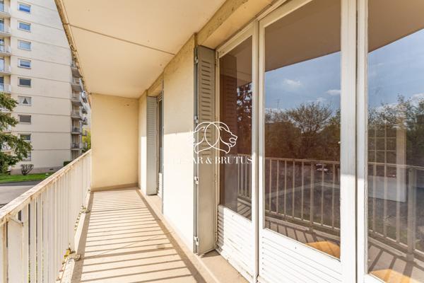 À vendre – Joli T3 à rénover avec balcon et vue dégagée à Oullins.