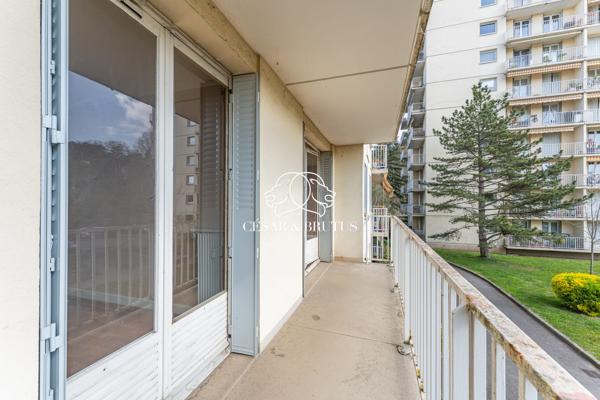 À vendre – Joli T3 à rénover avec balcon et vue dégagée à Oullins.