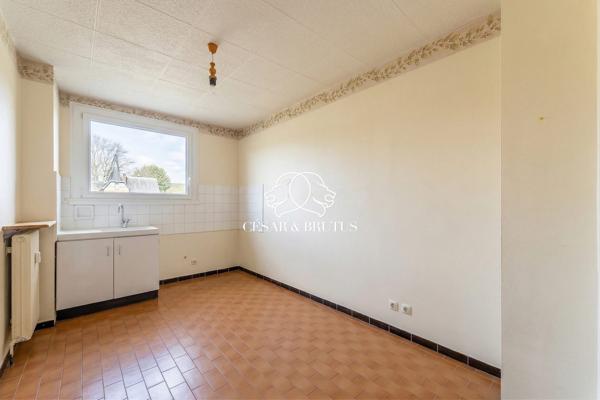 À vendre – Joli T3 à rénover avec balcon et vue dégagée à Oullins.