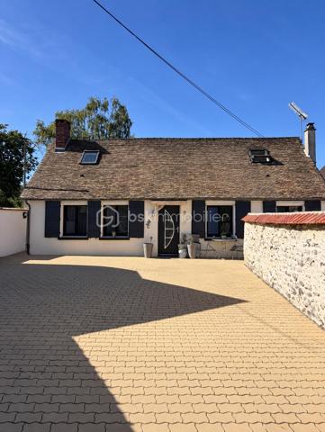 À cinq minutes de Gisors (Eure, 27), au calme, cette maison lumineuse développe quatre chambres et deux salles de bain sur un terrain de 1 830 m². Véranda, grande terrasse couverte, jacuzzi, dépendance et garage composent un ensemble particulièrement complet, avec des équipements de confort déjà en place : climatisation, double vitrage, volets électriques et portail électrique.

REZ-DE-CHAUSSÉE
Le grand salon / séjour constitue le cœur de la maison et s'ouvre sur une cuisine ouverte, créant un espace de vie unifié et lumineux. Une première salle de bain est accessible depuis cet espace. Ce niveau accueille également deux chambres, distribuées en enfilade, la seconde donnant accès à la grande salle de bain située au bout. Cette configuration passante convient particulièrement à un usage parental, à des chambres d'appoint ou à un aménagement en suite, la grande salle de bain se trouvant en position terminale.

À L'ÉTAGE
L'étage accueille deux chambres supplémentaires de belles dimensions, offrant volume et intimité. La maison compte ainsi quatre chambres au total, réparties entre les deux niveaux, ce qui permet d'organiser clairement les espaces selon les besoins du foyer.

VÉRANDA ET TERRASSE
Le séjour s'ouvre sur une véranda, qui assure la transition entre l'intérieur et l'extérieur et permet de profiter de la luminosité en toute saison. Elle dessert l'accès extérieur et débouche sur une grande terrasse couverte par une pergola. Cet espace protégé est utilisable largement au-delà des seuls beaux jours, pour les repas comme pour la détente. Un jacuzzi complète cet aménagement extérieur.

DÉPENDANCE, GARAGE ET STATIONNEMENT
Une dépendance spacieuse vient s'ajouter au bien, offrant un volume conséquent à usage libre : atelier, rangement, espace de loisirs ou projet d'aménagement. Un garage complète l'ensemble. Devant la maison, une surface pavée permet de stationner plusieurs véhicules sans contrainte — un confort appréciable pour un foyer à plusieurs voitures ou pour recevoir.

ÉQUIPEMENTS ET CONFORT
La maison est équipée de la climatisation, du double vitrage, de volets électriques et d'un portail électrique. Ces équipements, déjà installés, représentent un confort immédiat et évitent à l'acquéreur d'engager ces postes de dépense après l'achat.

EXTÉRIEUR ET ENVIRONNEMENT
Le terrain de 1 830 m² offre un espace extérieur particulièrement généreux, propice à l'aménagement paysager, aux activités de plein air ou à un projet complémentaire. La maison bénéficie d'un environnement calme, tout en restant à cinq minutes de Gisors, qui réunit commerces, établissements scolaires et une gare desservant la Normandie comme l'Île-de-France.
Une maison lumineuse au calme, avec véranda, terrasse couverte, jacuzzi et terrain de 1 830 m², à cinq minutes de Gisors.