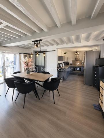 À cinq minutes de Gisors (Eure, 27), au calme, cette maison lumineuse développe quatre chambres et deux salles de bain sur un terrain de 1 830 m². Véranda, grande terrasse couverte, jacuzzi, dépendance et garage composent un ensemble particulièrement complet, avec des équipements de confort déjà en place : climatisation, double vitrage, volets électriques et portail électrique.

REZ-DE-CHAUSSÉE
Le grand salon / séjour constitue le cœur de la maison et s'ouvre sur une cuisine ouverte, créant un espace de vie unifié et lumineux. Une première salle de bain est accessible depuis cet espace. Ce niveau accueille également deux chambres, distribuées en enfilade, la seconde donnant accès à la grande salle de bain située au bout. Cette configuration passante convient particulièrement à un usage parental, à des chambres d'appoint ou à un aménagement en suite, la grande salle de bain se trouvant en position terminale.

À L'ÉTAGE
L'étage accueille deux chambres supplémentaires de belles dimensions, offrant volume et intimité. La maison compte ainsi quatre chambres au total, réparties entre les deux niveaux, ce qui permet d'organiser clairement les espaces selon les besoins du foyer.

VÉRANDA ET TERRASSE
Le séjour s'ouvre sur une véranda, qui assure la transition entre l'intérieur et l'extérieur et permet de profiter de la luminosité en toute saison. Elle dessert l'accès extérieur et débouche sur une grande terrasse couverte par une pergola. Cet espace protégé est utilisable largement au-delà des seuls beaux jours, pour les repas comme pour la détente. Un jacuzzi complète cet aménagement extérieur.

DÉPENDANCE, GARAGE ET STATIONNEMENT
Une dépendance spacieuse vient s'ajouter au bien, offrant un volume conséquent à usage libre : atelier, rangement, espace de loisirs ou projet d'aménagement. Un garage complète l'ensemble. Devant la maison, une surface pavée permet de stationner plusieurs véhicules sans contrainte — un confort appréciable pour un foyer à plusieurs voitures ou pour recevoir.

ÉQUIPEMENTS ET CONFORT
La maison est équipée de la climatisation, du double vitrage, de volets électriques et d'un portail électrique. Ces équipements, déjà installés, représentent un confort immédiat et évitent à l'acquéreur d'engager ces postes de dépense après l'achat.

EXTÉRIEUR ET ENVIRONNEMENT
Le terrain de 1 830 m² offre un espace extérieur particulièrement généreux, propice à l'aménagement paysager, aux activités de plein air ou à un projet complémentaire. La maison bénéficie d'un environnement calme, tout en restant à cinq minutes de Gisors, qui réunit commerces, établissements scolaires et une gare desservant la Normandie comme l'Île-de-France.
Une maison lumineuse au calme, avec véranda, terrasse couverte, jacuzzi et terrain de 1 830 m², à cinq minutes de Gisors.