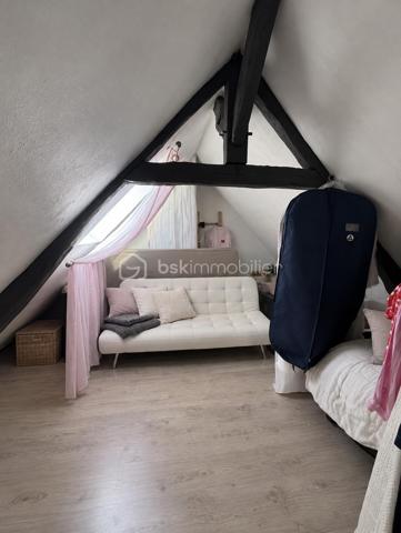 À cinq minutes de Gisors (Eure, 27), au calme, cette maison lumineuse développe quatre chambres et deux salles de bain sur un terrain de 1 830 m². Véranda, grande terrasse couverte, jacuzzi, dépendance et garage composent un ensemble particulièrement complet, avec des équipements de confort déjà en place : climatisation, double vitrage, volets électriques et portail électrique.

REZ-DE-CHAUSSÉE
Le grand salon / séjour constitue le cœur de la maison et s'ouvre sur une cuisine ouverte, créant un espace de vie unifié et lumineux. Une première salle de bain est accessible depuis cet espace. Ce niveau accueille également deux chambres, distribuées en enfilade, la seconde donnant accès à la grande salle de bain située au bout. Cette configuration passante convient particulièrement à un usage parental, à des chambres d'appoint ou à un aménagement en suite, la grande salle de bain se trouvant en position terminale.

À L'ÉTAGE
L'étage accueille deux chambres supplémentaires de belles dimensions, offrant volume et intimité. La maison compte ainsi quatre chambres au total, réparties entre les deux niveaux, ce qui permet d'organiser clairement les espaces selon les besoins du foyer.

VÉRANDA ET TERRASSE
Le séjour s'ouvre sur une véranda, qui assure la transition entre l'intérieur et l'extérieur et permet de profiter de la luminosité en toute saison. Elle dessert l'accès extérieur et débouche sur une grande terrasse couverte par une pergola. Cet espace protégé est utilisable largement au-delà des seuls beaux jours, pour les repas comme pour la détente. Un jacuzzi complète cet aménagement extérieur.

DÉPENDANCE, GARAGE ET STATIONNEMENT
Une dépendance spacieuse vient s'ajouter au bien, offrant un volume conséquent à usage libre : atelier, rangement, espace de loisirs ou projet d'aménagement. Un garage complète l'ensemble. Devant la maison, une surface pavée permet de stationner plusieurs véhicules sans contrainte — un confort appréciable pour un foyer à plusieurs voitures ou pour recevoir.

ÉQUIPEMENTS ET CONFORT
La maison est équipée de la climatisation, du double vitrage, de volets électriques et d'un portail électrique. Ces équipements, déjà installés, représentent un confort immédiat et évitent à l'acquéreur d'engager ces postes de dépense après l'achat.

EXTÉRIEUR ET ENVIRONNEMENT
Le terrain de 1 830 m² offre un espace extérieur particulièrement généreux, propice à l'aménagement paysager, aux activités de plein air ou à un projet complémentaire. La maison bénéficie d'un environnement calme, tout en restant à cinq minutes de Gisors, qui réunit commerces, établissements scolaires et une gare desservant la Normandie comme l'Île-de-France.
Une maison lumineuse au calme, avec véranda, terrasse couverte, jacuzzi et terrain de 1 830 m², à cinq minutes de Gisors.