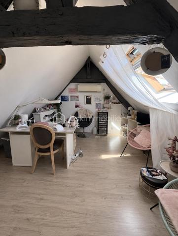 À cinq minutes de Gisors (Eure, 27), au calme, cette maison lumineuse développe quatre chambres et deux salles de bain sur un terrain de 1 830 m². Véranda, grande terrasse couverte, jacuzzi, dépendance et garage composent un ensemble particulièrement complet, avec des équipements de confort déjà en place : climatisation, double vitrage, volets électriques et portail électrique.

REZ-DE-CHAUSSÉE
Le grand salon / séjour constitue le cœur de la maison et s'ouvre sur une cuisine ouverte, créant un espace de vie unifié et lumineux. Une première salle de bain est accessible depuis cet espace. Ce niveau accueille également deux chambres, distribuées en enfilade, la seconde donnant accès à la grande salle de bain située au bout. Cette configuration passante convient particulièrement à un usage parental, à des chambres d'appoint ou à un aménagement en suite, la grande salle de bain se trouvant en position terminale.

À L'ÉTAGE
L'étage accueille deux chambres supplémentaires de belles dimensions, offrant volume et intimité. La maison compte ainsi quatre chambres au total, réparties entre les deux niveaux, ce qui permet d'organiser clairement les espaces selon les besoins du foyer.

VÉRANDA ET TERRASSE
Le séjour s'ouvre sur une véranda, qui assure la transition entre l'intérieur et l'extérieur et permet de profiter de la luminosité en toute saison. Elle dessert l'accès extérieur et débouche sur une grande terrasse couverte par une pergola. Cet espace protégé est utilisable largement au-delà des seuls beaux jours, pour les repas comme pour la détente. Un jacuzzi complète cet aménagement extérieur.

DÉPENDANCE, GARAGE ET STATIONNEMENT
Une dépendance spacieuse vient s'ajouter au bien, offrant un volume conséquent à usage libre : atelier, rangement, espace de loisirs ou projet d'aménagement. Un garage complète l'ensemble. Devant la maison, une surface pavée permet de stationner plusieurs véhicules sans contrainte — un confort appréciable pour un foyer à plusieurs voitures ou pour recevoir.

ÉQUIPEMENTS ET CONFORT
La maison est équipée de la climatisation, du double vitrage, de volets électriques et d'un portail électrique. Ces équipements, déjà installés, représentent un confort immédiat et évitent à l'acquéreur d'engager ces postes de dépense après l'achat.

EXTÉRIEUR ET ENVIRONNEMENT
Le terrain de 1 830 m² offre un espace extérieur particulièrement généreux, propice à l'aménagement paysager, aux activités de plein air ou à un projet complémentaire. La maison bénéficie d'un environnement calme, tout en restant à cinq minutes de Gisors, qui réunit commerces, établissements scolaires et une gare desservant la Normandie comme l'Île-de-France.
Une maison lumineuse au calme, avec véranda, terrasse couverte, jacuzzi et terrain de 1 830 m², à cinq minutes de Gisors.