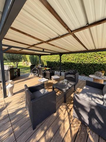 À cinq minutes de Gisors (Eure, 27), au calme, cette maison lumineuse développe quatre chambres et deux salles de bain sur un terrain de 1 830 m². Véranda, grande terrasse couverte, jacuzzi, dépendance et garage composent un ensemble particulièrement complet, avec des équipements de confort déjà en place : climatisation, double vitrage, volets électriques et portail électrique.

REZ-DE-CHAUSSÉE
Le grand salon / séjour constitue le cœur de la maison et s'ouvre sur une cuisine ouverte, créant un espace de vie unifié et lumineux. Une première salle de bain est accessible depuis cet espace. Ce niveau accueille également deux chambres, distribuées en enfilade, la seconde donnant accès à la grande salle de bain située au bout. Cette configuration passante convient particulièrement à un usage parental, à des chambres d'appoint ou à un aménagement en suite, la grande salle de bain se trouvant en position terminale.

À L'ÉTAGE
L'étage accueille deux chambres supplémentaires de belles dimensions, offrant volume et intimité. La maison compte ainsi quatre chambres au total, réparties entre les deux niveaux, ce qui permet d'organiser clairement les espaces selon les besoins du foyer.

VÉRANDA ET TERRASSE
Le séjour s'ouvre sur une véranda, qui assure la transition entre l'intérieur et l'extérieur et permet de profiter de la luminosité en toute saison. Elle dessert l'accès extérieur et débouche sur une grande terrasse couverte par une pergola. Cet espace protégé est utilisable largement au-delà des seuls beaux jours, pour les repas comme pour la détente. Un jacuzzi complète cet aménagement extérieur.

DÉPENDANCE, GARAGE ET STATIONNEMENT
Une dépendance spacieuse vient s'ajouter au bien, offrant un volume conséquent à usage libre : atelier, rangement, espace de loisirs ou projet d'aménagement. Un garage complète l'ensemble. Devant la maison, une surface pavée permet de stationner plusieurs véhicules sans contrainte — un confort appréciable pour un foyer à plusieurs voitures ou pour recevoir.

ÉQUIPEMENTS ET CONFORT
La maison est équipée de la climatisation, du double vitrage, de volets électriques et d'un portail électrique. Ces équipements, déjà installés, représentent un confort immédiat et évitent à l'acquéreur d'engager ces postes de dépense après l'achat.

EXTÉRIEUR ET ENVIRONNEMENT
Le terrain de 1 830 m² offre un espace extérieur particulièrement généreux, propice à l'aménagement paysager, aux activités de plein air ou à un projet complémentaire. La maison bénéficie d'un environnement calme, tout en restant à cinq minutes de Gisors, qui réunit commerces, établissements scolaires et une gare desservant la Normandie comme l'Île-de-France.
Une maison lumineuse au calme, avec véranda, terrasse couverte, jacuzzi et terrain de 1 830 m², à cinq minutes de Gisors.