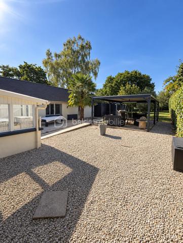 À cinq minutes de Gisors (Eure, 27), au calme, cette maison lumineuse développe quatre chambres et deux salles de bain sur un terrain de 1 830 m². Véranda, grande terrasse couverte, jacuzzi, dépendance et garage composent un ensemble particulièrement complet, avec des équipements de confort déjà en place : climatisation, double vitrage, volets électriques et portail électrique.

REZ-DE-CHAUSSÉE
Le grand salon / séjour constitue le cœur de la maison et s'ouvre sur une cuisine ouverte, créant un espace de vie unifié et lumineux. Une première salle de bain est accessible depuis cet espace. Ce niveau accueille également deux chambres, distribuées en enfilade, la seconde donnant accès à la grande salle de bain située au bout. Cette configuration passante convient particulièrement à un usage parental, à des chambres d'appoint ou à un aménagement en suite, la grande salle de bain se trouvant en position terminale.

À L'ÉTAGE
L'étage accueille deux chambres supplémentaires de belles dimensions, offrant volume et intimité. La maison compte ainsi quatre chambres au total, réparties entre les deux niveaux, ce qui permet d'organiser clairement les espaces selon les besoins du foyer.

VÉRANDA ET TERRASSE
Le séjour s'ouvre sur une véranda, qui assure la transition entre l'intérieur et l'extérieur et permet de profiter de la luminosité en toute saison. Elle dessert l'accès extérieur et débouche sur une grande terrasse couverte par une pergola. Cet espace protégé est utilisable largement au-delà des seuls beaux jours, pour les repas comme pour la détente. Un jacuzzi complète cet aménagement extérieur.

DÉPENDANCE, GARAGE ET STATIONNEMENT
Une dépendance spacieuse vient s'ajouter au bien, offrant un volume conséquent à usage libre : atelier, rangement, espace de loisirs ou projet d'aménagement. Un garage complète l'ensemble. Devant la maison, une surface pavée permet de stationner plusieurs véhicules sans contrainte — un confort appréciable pour un foyer à plusieurs voitures ou pour recevoir.

ÉQUIPEMENTS ET CONFORT
La maison est équipée de la climatisation, du double vitrage, de volets électriques et d'un portail électrique. Ces équipements, déjà installés, représentent un confort immédiat et évitent à l'acquéreur d'engager ces postes de dépense après l'achat.

EXTÉRIEUR ET ENVIRONNEMENT
Le terrain de 1 830 m² offre un espace extérieur particulièrement généreux, propice à l'aménagement paysager, aux activités de plein air ou à un projet complémentaire. La maison bénéficie d'un environnement calme, tout en restant à cinq minutes de Gisors, qui réunit commerces, établissements scolaires et une gare desservant la Normandie comme l'Île-de-France.
Une maison lumineuse au calme, avec véranda, terrasse couverte, jacuzzi et terrain de 1 830 m², à cinq minutes de Gisors.