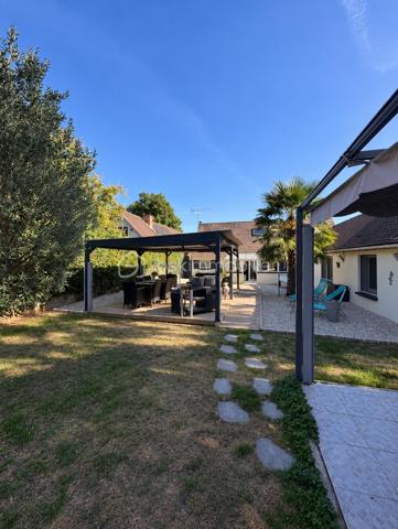À cinq minutes de Gisors (Eure, 27), au calme, cette maison lumineuse développe quatre chambres et deux salles de bain sur un terrain de 1 830 m². Véranda, grande terrasse couverte, jacuzzi, dépendance et garage composent un ensemble particulièrement complet, avec des équipements de confort déjà en place : climatisation, double vitrage, volets électriques et portail électrique.

REZ-DE-CHAUSSÉE
Le grand salon / séjour constitue le cœur de la maison et s'ouvre sur une cuisine ouverte, créant un espace de vie unifié et lumineux. Une première salle de bain est accessible depuis cet espace. Ce niveau accueille également deux chambres, distribuées en enfilade, la seconde donnant accès à la grande salle de bain située au bout. Cette configuration passante convient particulièrement à un usage parental, à des chambres d'appoint ou à un aménagement en suite, la grande salle de bain se trouvant en position terminale.

À L'ÉTAGE
L'étage accueille deux chambres supplémentaires de belles dimensions, offrant volume et intimité. La maison compte ainsi quatre chambres au total, réparties entre les deux niveaux, ce qui permet d'organiser clairement les espaces selon les besoins du foyer.

VÉRANDA ET TERRASSE
Le séjour s'ouvre sur une véranda, qui assure la transition entre l'intérieur et l'extérieur et permet de profiter de la luminosité en toute saison. Elle dessert l'accès extérieur et débouche sur une grande terrasse couverte par une pergola. Cet espace protégé est utilisable largement au-delà des seuls beaux jours, pour les repas comme pour la détente. Un jacuzzi complète cet aménagement extérieur.

DÉPENDANCE, GARAGE ET STATIONNEMENT
Une dépendance spacieuse vient s'ajouter au bien, offrant un volume conséquent à usage libre : atelier, rangement, espace de loisirs ou projet d'aménagement. Un garage complète l'ensemble. Devant la maison, une surface pavée permet de stationner plusieurs véhicules sans contrainte — un confort appréciable pour un foyer à plusieurs voitures ou pour recevoir.

ÉQUIPEMENTS ET CONFORT
La maison est équipée de la climatisation, du double vitrage, de volets électriques et d'un portail électrique. Ces équipements, déjà installés, représentent un confort immédiat et évitent à l'acquéreur d'engager ces postes de dépense après l'achat.

EXTÉRIEUR ET ENVIRONNEMENT
Le terrain de 1 830 m² offre un espace extérieur particulièrement généreux, propice à l'aménagement paysager, aux activités de plein air ou à un projet complémentaire. La maison bénéficie d'un environnement calme, tout en restant à cinq minutes de Gisors, qui réunit commerces, établissements scolaires et une gare desservant la Normandie comme l'Île-de-France.
Une maison lumineuse au calme, avec véranda, terrasse couverte, jacuzzi et terrain de 1 830 m², à cinq minutes de Gisors.
