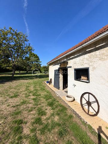 À cinq minutes de Gisors (Eure, 27), au calme, cette maison lumineuse développe quatre chambres et deux salles de bain sur un terrain de 1 830 m². Véranda, grande terrasse couverte, jacuzzi, dépendance et garage composent un ensemble particulièrement complet, avec des équipements de confort déjà en place : climatisation, double vitrage, volets électriques et portail électrique.

REZ-DE-CHAUSSÉE
Le grand salon / séjour constitue le cœur de la maison et s'ouvre sur une cuisine ouverte, créant un espace de vie unifié et lumineux. Une première salle de bain est accessible depuis cet espace. Ce niveau accueille également deux chambres, distribuées en enfilade, la seconde donnant accès à la grande salle de bain située au bout. Cette configuration passante convient particulièrement à un usage parental, à des chambres d'appoint ou à un aménagement en suite, la grande salle de bain se trouvant en position terminale.

À L'ÉTAGE
L'étage accueille deux chambres supplémentaires de belles dimensions, offrant volume et intimité. La maison compte ainsi quatre chambres au total, réparties entre les deux niveaux, ce qui permet d'organiser clairement les espaces selon les besoins du foyer.

VÉRANDA ET TERRASSE
Le séjour s'ouvre sur une véranda, qui assure la transition entre l'intérieur et l'extérieur et permet de profiter de la luminosité en toute saison. Elle dessert l'accès extérieur et débouche sur une grande terrasse couverte par une pergola. Cet espace protégé est utilisable largement au-delà des seuls beaux jours, pour les repas comme pour la détente. Un jacuzzi complète cet aménagement extérieur.

DÉPENDANCE, GARAGE ET STATIONNEMENT
Une dépendance spacieuse vient s'ajouter au bien, offrant un volume conséquent à usage libre : atelier, rangement, espace de loisirs ou projet d'aménagement. Un garage complète l'ensemble. Devant la maison, une surface pavée permet de stationner plusieurs véhicules sans contrainte — un confort appréciable pour un foyer à plusieurs voitures ou pour recevoir.

ÉQUIPEMENTS ET CONFORT
La maison est équipée de la climatisation, du double vitrage, de volets électriques et d'un portail électrique. Ces équipements, déjà installés, représentent un confort immédiat et évitent à l'acquéreur d'engager ces postes de dépense après l'achat.

EXTÉRIEUR ET ENVIRONNEMENT
Le terrain de 1 830 m² offre un espace extérieur particulièrement généreux, propice à l'aménagement paysager, aux activités de plein air ou à un projet complémentaire. La maison bénéficie d'un environnement calme, tout en restant à cinq minutes de Gisors, qui réunit commerces, établissements scolaires et une gare desservant la Normandie comme l'Île-de-France.
Une maison lumineuse au calme, avec véranda, terrasse couverte, jacuzzi et terrain de 1 830 m², à cinq minutes de Gisors.