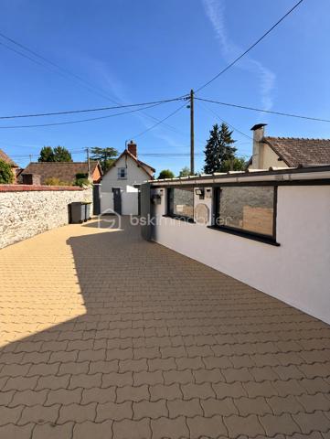 À cinq minutes de Gisors (Eure, 27), au calme, cette maison lumineuse développe quatre chambres et deux salles de bain sur un terrain de 1 830 m². Véranda, grande terrasse couverte, jacuzzi, dépendance et garage composent un ensemble particulièrement complet, avec des équipements de confort déjà en place : climatisation, double vitrage, volets électriques et portail électrique.

REZ-DE-CHAUSSÉE
Le grand salon / séjour constitue le cœur de la maison et s'ouvre sur une cuisine ouverte, créant un espace de vie unifié et lumineux. Une première salle de bain est accessible depuis cet espace. Ce niveau accueille également deux chambres, distribuées en enfilade, la seconde donnant accès à la grande salle de bain située au bout. Cette configuration passante convient particulièrement à un usage parental, à des chambres d'appoint ou à un aménagement en suite, la grande salle de bain se trouvant en position terminale.

À L'ÉTAGE
L'étage accueille deux chambres supplémentaires de belles dimensions, offrant volume et intimité. La maison compte ainsi quatre chambres au total, réparties entre les deux niveaux, ce qui permet d'organiser clairement les espaces selon les besoins du foyer.

VÉRANDA ET TERRASSE
Le séjour s'ouvre sur une véranda, qui assure la transition entre l'intérieur et l'extérieur et permet de profiter de la luminosité en toute saison. Elle dessert l'accès extérieur et débouche sur une grande terrasse couverte par une pergola. Cet espace protégé est utilisable largement au-delà des seuls beaux jours, pour les repas comme pour la détente. Un jacuzzi complète cet aménagement extérieur.

DÉPENDANCE, GARAGE ET STATIONNEMENT
Une dépendance spacieuse vient s'ajouter au bien, offrant un volume conséquent à usage libre : atelier, rangement, espace de loisirs ou projet d'aménagement. Un garage complète l'ensemble. Devant la maison, une surface pavée permet de stationner plusieurs véhicules sans contrainte — un confort appréciable pour un foyer à plusieurs voitures ou pour recevoir.

ÉQUIPEMENTS ET CONFORT
La maison est équipée de la climatisation, du double vitrage, de volets électriques et d'un portail électrique. Ces équipements, déjà installés, représentent un confort immédiat et évitent à l'acquéreur d'engager ces postes de dépense après l'achat.

EXTÉRIEUR ET ENVIRONNEMENT
Le terrain de 1 830 m² offre un espace extérieur particulièrement généreux, propice à l'aménagement paysager, aux activités de plein air ou à un projet complémentaire. La maison bénéficie d'un environnement calme, tout en restant à cinq minutes de Gisors, qui réunit commerces, établissements scolaires et une gare desservant la Normandie comme l'Île-de-France.
Une maison lumineuse au calme, avec véranda, terrasse couverte, jacuzzi et terrain de 1 830 m², à cinq minutes de Gisors.