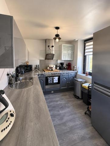 À cinq minutes de Gisors (Eure, 27), au calme, cette maison lumineuse développe quatre chambres et deux salles de bain sur un terrain de 1 830 m². Véranda, grande terrasse couverte, jacuzzi, dépendance et garage composent un ensemble particulièrement complet, avec des équipements de confort déjà en place : climatisation, double vitrage, volets électriques et portail électrique.

REZ-DE-CHAUSSÉE
Le grand salon / séjour constitue le cœur de la maison et s'ouvre sur une cuisine ouverte, créant un espace de vie unifié et lumineux. Une première salle de bain est accessible depuis cet espace. Ce niveau accueille également deux chambres, distribuées en enfilade, la seconde donnant accès à la grande salle de bain située au bout. Cette configuration passante convient particulièrement à un usage parental, à des chambres d'appoint ou à un aménagement en suite, la grande salle de bain se trouvant en position terminale.

À L'ÉTAGE
L'étage accueille deux chambres supplémentaires de belles dimensions, offrant volume et intimité. La maison compte ainsi quatre chambres au total, réparties entre les deux niveaux, ce qui permet d'organiser clairement les espaces selon les besoins du foyer.

VÉRANDA ET TERRASSE
Le séjour s'ouvre sur une véranda, qui assure la transition entre l'intérieur et l'extérieur et permet de profiter de la luminosité en toute saison. Elle dessert l'accès extérieur et débouche sur une grande terrasse couverte par une pergola. Cet espace protégé est utilisable largement au-delà des seuls beaux jours, pour les repas comme pour la détente. Un jacuzzi complète cet aménagement extérieur.

DÉPENDANCE, GARAGE ET STATIONNEMENT
Une dépendance spacieuse vient s'ajouter au bien, offrant un volume conséquent à usage libre : atelier, rangement, espace de loisirs ou projet d'aménagement. Un garage complète l'ensemble. Devant la maison, une surface pavée permet de stationner plusieurs véhicules sans contrainte — un confort appréciable pour un foyer à plusieurs voitures ou pour recevoir.

ÉQUIPEMENTS ET CONFORT
La maison est équipée de la climatisation, du double vitrage, de volets électriques et d'un portail électrique. Ces équipements, déjà installés, représentent un confort immédiat et évitent à l'acquéreur d'engager ces postes de dépense après l'achat.

EXTÉRIEUR ET ENVIRONNEMENT
Le terrain de 1 830 m² offre un espace extérieur particulièrement généreux, propice à l'aménagement paysager, aux activités de plein air ou à un projet complémentaire. La maison bénéficie d'un environnement calme, tout en restant à cinq minutes de Gisors, qui réunit commerces, établissements scolaires et une gare desservant la Normandie comme l'Île-de-France.
Une maison lumineuse au calme, avec véranda, terrasse couverte, jacuzzi et terrain de 1 830 m², à cinq minutes de Gisors.
