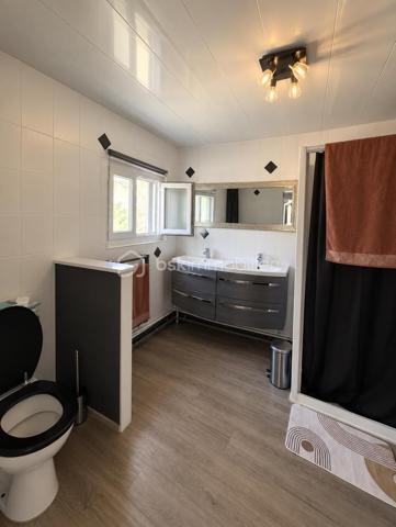 À cinq minutes de Gisors (Eure, 27), au calme, cette maison lumineuse développe quatre chambres et deux salles de bain sur un terrain de 1 830 m². Véranda, grande terrasse couverte, jacuzzi, dépendance et garage composent un ensemble particulièrement complet, avec des équipements de confort déjà en place : climatisation, double vitrage, volets électriques et portail électrique.

REZ-DE-CHAUSSÉE
Le grand salon / séjour constitue le cœur de la maison et s'ouvre sur une cuisine ouverte, créant un espace de vie unifié et lumineux. Une première salle de bain est accessible depuis cet espace. Ce niveau accueille également deux chambres, distribuées en enfilade, la seconde donnant accès à la grande salle de bain située au bout. Cette configuration passante convient particulièrement à un usage parental, à des chambres d'appoint ou à un aménagement en suite, la grande salle de bain se trouvant en position terminale.

À L'ÉTAGE
L'étage accueille deux chambres supplémentaires de belles dimensions, offrant volume et intimité. La maison compte ainsi quatre chambres au total, réparties entre les deux niveaux, ce qui permet d'organiser clairement les espaces selon les besoins du foyer.

VÉRANDA ET TERRASSE
Le séjour s'ouvre sur une véranda, qui assure la transition entre l'intérieur et l'extérieur et permet de profiter de la luminosité en toute saison. Elle dessert l'accès extérieur et débouche sur une grande terrasse couverte par une pergola. Cet espace protégé est utilisable largement au-delà des seuls beaux jours, pour les repas comme pour la détente. Un jacuzzi complète cet aménagement extérieur.

DÉPENDANCE, GARAGE ET STATIONNEMENT
Une dépendance spacieuse vient s'ajouter au bien, offrant un volume conséquent à usage libre : atelier, rangement, espace de loisirs ou projet d'aménagement. Un garage complète l'ensemble. Devant la maison, une surface pavée permet de stationner plusieurs véhicules sans contrainte — un confort appréciable pour un foyer à plusieurs voitures ou pour recevoir.

ÉQUIPEMENTS ET CONFORT
La maison est équipée de la climatisation, du double vitrage, de volets électriques et d'un portail électrique. Ces équipements, déjà installés, représentent un confort immédiat et évitent à l'acquéreur d'engager ces postes de dépense après l'achat.

EXTÉRIEUR ET ENVIRONNEMENT
Le terrain de 1 830 m² offre un espace extérieur particulièrement généreux, propice à l'aménagement paysager, aux activités de plein air ou à un projet complémentaire. La maison bénéficie d'un environnement calme, tout en restant à cinq minutes de Gisors, qui réunit commerces, établissements scolaires et une gare desservant la Normandie comme l'Île-de-France.
Une maison lumineuse au calme, avec véranda, terrasse couverte, jacuzzi et terrain de 1 830 m², à cinq minutes de Gisors.