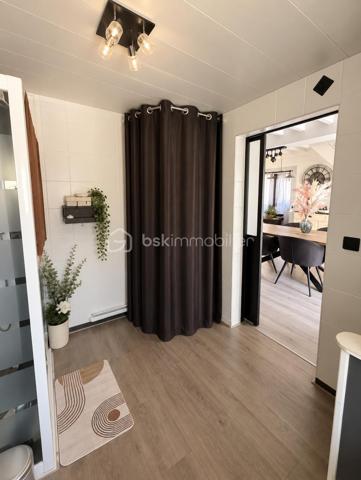 À cinq minutes de Gisors (Eure, 27), au calme, cette maison lumineuse développe quatre chambres et deux salles de bain sur un terrain de 1 830 m². Véranda, grande terrasse couverte, jacuzzi, dépendance et garage composent un ensemble particulièrement complet, avec des équipements de confort déjà en place : climatisation, double vitrage, volets électriques et portail électrique.

REZ-DE-CHAUSSÉE
Le grand salon / séjour constitue le cœur de la maison et s'ouvre sur une cuisine ouverte, créant un espace de vie unifié et lumineux. Une première salle de bain est accessible depuis cet espace. Ce niveau accueille également deux chambres, distribuées en enfilade, la seconde donnant accès à la grande salle de bain située au bout. Cette configuration passante convient particulièrement à un usage parental, à des chambres d'appoint ou à un aménagement en suite, la grande salle de bain se trouvant en position terminale.

À L'ÉTAGE
L'étage accueille deux chambres supplémentaires de belles dimensions, offrant volume et intimité. La maison compte ainsi quatre chambres au total, réparties entre les deux niveaux, ce qui permet d'organiser clairement les espaces selon les besoins du foyer.

VÉRANDA ET TERRASSE
Le séjour s'ouvre sur une véranda, qui assure la transition entre l'intérieur et l'extérieur et permet de profiter de la luminosité en toute saison. Elle dessert l'accès extérieur et débouche sur une grande terrasse couverte par une pergola. Cet espace protégé est utilisable largement au-delà des seuls beaux jours, pour les repas comme pour la détente. Un jacuzzi complète cet aménagement extérieur.

DÉPENDANCE, GARAGE ET STATIONNEMENT
Une dépendance spacieuse vient s'ajouter au bien, offrant un volume conséquent à usage libre : atelier, rangement, espace de loisirs ou projet d'aménagement. Un garage complète l'ensemble. Devant la maison, une surface pavée permet de stationner plusieurs véhicules sans contrainte — un confort appréciable pour un foyer à plusieurs voitures ou pour recevoir.

ÉQUIPEMENTS ET CONFORT
La maison est équipée de la climatisation, du double vitrage, de volets électriques et d'un portail électrique. Ces équipements, déjà installés, représentent un confort immédiat et évitent à l'acquéreur d'engager ces postes de dépense après l'achat.

EXTÉRIEUR ET ENVIRONNEMENT
Le terrain de 1 830 m² offre un espace extérieur particulièrement généreux, propice à l'aménagement paysager, aux activités de plein air ou à un projet complémentaire. La maison bénéficie d'un environnement calme, tout en restant à cinq minutes de Gisors, qui réunit commerces, établissements scolaires et une gare desservant la Normandie comme l'Île-de-France.
Une maison lumineuse au calme, avec véranda, terrasse couverte, jacuzzi et terrain de 1 830 m², à cinq minutes de Gisors.