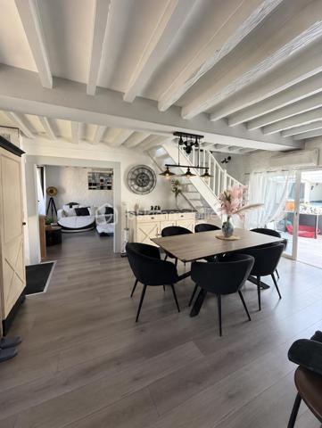 À cinq minutes de Gisors (Eure, 27), au calme, cette maison lumineuse développe quatre chambres et deux salles de bain sur un terrain de 1 830 m². Véranda, grande terrasse couverte, jacuzzi, dépendance et garage composent un ensemble particulièrement complet, avec des équipements de confort déjà en place : climatisation, double vitrage, volets électriques et portail électrique.

REZ-DE-CHAUSSÉE
Le grand salon / séjour constitue le cœur de la maison et s'ouvre sur une cuisine ouverte, créant un espace de vie unifié et lumineux. Une première salle de bain est accessible depuis cet espace. Ce niveau accueille également deux chambres, distribuées en enfilade, la seconde donnant accès à la grande salle de bain située au bout. Cette configuration passante convient particulièrement à un usage parental, à des chambres d'appoint ou à un aménagement en suite, la grande salle de bain se trouvant en position terminale.

À L'ÉTAGE
L'étage accueille deux chambres supplémentaires de belles dimensions, offrant volume et intimité. La maison compte ainsi quatre chambres au total, réparties entre les deux niveaux, ce qui permet d'organiser clairement les espaces selon les besoins du foyer.

VÉRANDA ET TERRASSE
Le séjour s'ouvre sur une véranda, qui assure la transition entre l'intérieur et l'extérieur et permet de profiter de la luminosité en toute saison. Elle dessert l'accès extérieur et débouche sur une grande terrasse couverte par une pergola. Cet espace protégé est utilisable largement au-delà des seuls beaux jours, pour les repas comme pour la détente. Un jacuzzi complète cet aménagement extérieur.

DÉPENDANCE, GARAGE ET STATIONNEMENT
Une dépendance spacieuse vient s'ajouter au bien, offrant un volume conséquent à usage libre : atelier, rangement, espace de loisirs ou projet d'aménagement. Un garage complète l'ensemble. Devant la maison, une surface pavée permet de stationner plusieurs véhicules sans contrainte — un confort appréciable pour un foyer à plusieurs voitures ou pour recevoir.

ÉQUIPEMENTS ET CONFORT
La maison est équipée de la climatisation, du double vitrage, de volets électriques et d'un portail électrique. Ces équipements, déjà installés, représentent un confort immédiat et évitent à l'acquéreur d'engager ces postes de dépense après l'achat.

EXTÉRIEUR ET ENVIRONNEMENT
Le terrain de 1 830 m² offre un espace extérieur particulièrement généreux, propice à l'aménagement paysager, aux activités de plein air ou à un projet complémentaire. La maison bénéficie d'un environnement calme, tout en restant à cinq minutes de Gisors, qui réunit commerces, établissements scolaires et une gare desservant la Normandie comme l'Île-de-France.
Une maison lumineuse au calme, avec véranda, terrasse couverte, jacuzzi et terrain de 1 830 m², à cinq minutes de Gisors.