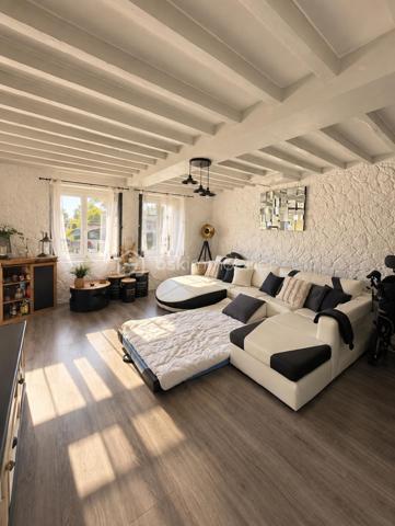 À cinq minutes de Gisors (Eure, 27), au calme, cette maison lumineuse développe quatre chambres et deux salles de bain sur un terrain de 1 830 m². Véranda, grande terrasse couverte, jacuzzi, dépendance et garage composent un ensemble particulièrement complet, avec des équipements de confort déjà en place : climatisation, double vitrage, volets électriques et portail électrique.

REZ-DE-CHAUSSÉE
Le grand salon / séjour constitue le cœur de la maison et s'ouvre sur une cuisine ouverte, créant un espace de vie unifié et lumineux. Une première salle de bain est accessible depuis cet espace. Ce niveau accueille également deux chambres, distribuées en enfilade, la seconde donnant accès à la grande salle de bain située au bout. Cette configuration passante convient particulièrement à un usage parental, à des chambres d'appoint ou à un aménagement en suite, la grande salle de bain se trouvant en position terminale.

À L'ÉTAGE
L'étage accueille deux chambres supplémentaires de belles dimensions, offrant volume et intimité. La maison compte ainsi quatre chambres au total, réparties entre les deux niveaux, ce qui permet d'organiser clairement les espaces selon les besoins du foyer.

VÉRANDA ET TERRASSE
Le séjour s'ouvre sur une véranda, qui assure la transition entre l'intérieur et l'extérieur et permet de profiter de la luminosité en toute saison. Elle dessert l'accès extérieur et débouche sur une grande terrasse couverte par une pergola. Cet espace protégé est utilisable largement au-delà des seuls beaux jours, pour les repas comme pour la détente. Un jacuzzi complète cet aménagement extérieur.

DÉPENDANCE, GARAGE ET STATIONNEMENT
Une dépendance spacieuse vient s'ajouter au bien, offrant un volume conséquent à usage libre : atelier, rangement, espace de loisirs ou projet d'aménagement. Un garage complète l'ensemble. Devant la maison, une surface pavée permet de stationner plusieurs véhicules sans contrainte — un confort appréciable pour un foyer à plusieurs voitures ou pour recevoir.

ÉQUIPEMENTS ET CONFORT
La maison est équipée de la climatisation, du double vitrage, de volets électriques et d'un portail électrique. Ces équipements, déjà installés, représentent un confort immédiat et évitent à l'acquéreur d'engager ces postes de dépense après l'achat.

EXTÉRIEUR ET ENVIRONNEMENT
Le terrain de 1 830 m² offre un espace extérieur particulièrement généreux, propice à l'aménagement paysager, aux activités de plein air ou à un projet complémentaire. La maison bénéficie d'un environnement calme, tout en restant à cinq minutes de Gisors, qui réunit commerces, établissements scolaires et une gare desservant la Normandie comme l'Île-de-France.
Une maison lumineuse au calme, avec véranda, terrasse couverte, jacuzzi et terrain de 1 830 m², à cinq minutes de Gisors.