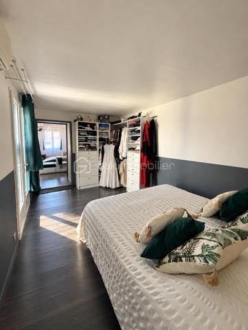 À cinq minutes de Gisors (Eure, 27), au calme, cette maison lumineuse développe quatre chambres et deux salles de bain sur un terrain de 1 830 m². Véranda, grande terrasse couverte, jacuzzi, dépendance et garage composent un ensemble particulièrement complet, avec des équipements de confort déjà en place : climatisation, double vitrage, volets électriques et portail électrique.

REZ-DE-CHAUSSÉE
Le grand salon / séjour constitue le cœur de la maison et s'ouvre sur une cuisine ouverte, créant un espace de vie unifié et lumineux. Une première salle de bain est accessible depuis cet espace. Ce niveau accueille également deux chambres, distribuées en enfilade, la seconde donnant accès à la grande salle de bain située au bout. Cette configuration passante convient particulièrement à un usage parental, à des chambres d'appoint ou à un aménagement en suite, la grande salle de bain se trouvant en position terminale.

À L'ÉTAGE
L'étage accueille deux chambres supplémentaires de belles dimensions, offrant volume et intimité. La maison compte ainsi quatre chambres au total, réparties entre les deux niveaux, ce qui permet d'organiser clairement les espaces selon les besoins du foyer.

VÉRANDA ET TERRASSE
Le séjour s'ouvre sur une véranda, qui assure la transition entre l'intérieur et l'extérieur et permet de profiter de la luminosité en toute saison. Elle dessert l'accès extérieur et débouche sur une grande terrasse couverte par une pergola. Cet espace protégé est utilisable largement au-delà des seuls beaux jours, pour les repas comme pour la détente. Un jacuzzi complète cet aménagement extérieur.

DÉPENDANCE, GARAGE ET STATIONNEMENT
Une dépendance spacieuse vient s'ajouter au bien, offrant un volume conséquent à usage libre : atelier, rangement, espace de loisirs ou projet d'aménagement. Un garage complète l'ensemble. Devant la maison, une surface pavée permet de stationner plusieurs véhicules sans contrainte — un confort appréciable pour un foyer à plusieurs voitures ou pour recevoir.

ÉQUIPEMENTS ET CONFORT
La maison est équipée de la climatisation, du double vitrage, de volets électriques et d'un portail électrique. Ces équipements, déjà installés, représentent un confort immédiat et évitent à l'acquéreur d'engager ces postes de dépense après l'achat.

EXTÉRIEUR ET ENVIRONNEMENT
Le terrain de 1 830 m² offre un espace extérieur particulièrement généreux, propice à l'aménagement paysager, aux activités de plein air ou à un projet complémentaire. La maison bénéficie d'un environnement calme, tout en restant à cinq minutes de Gisors, qui réunit commerces, établissements scolaires et une gare desservant la Normandie comme l'Île-de-France.
Une maison lumineuse au calme, avec véranda, terrasse couverte, jacuzzi et terrain de 1 830 m², à cinq minutes de Gisors.