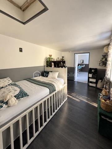À cinq minutes de Gisors (Eure, 27), au calme, cette maison lumineuse développe quatre chambres et deux salles de bain sur un terrain de 1 830 m². Véranda, grande terrasse couverte, jacuzzi, dépendance et garage composent un ensemble particulièrement complet, avec des équipements de confort déjà en place : climatisation, double vitrage, volets électriques et portail électrique.

REZ-DE-CHAUSSÉE
Le grand salon / séjour constitue le cœur de la maison et s'ouvre sur une cuisine ouverte, créant un espace de vie unifié et lumineux. Une première salle de bain est accessible depuis cet espace. Ce niveau accueille également deux chambres, distribuées en enfilade, la seconde donnant accès à la grande salle de bain située au bout. Cette configuration passante convient particulièrement à un usage parental, à des chambres d'appoint ou à un aménagement en suite, la grande salle de bain se trouvant en position terminale.

À L'ÉTAGE
L'étage accueille deux chambres supplémentaires de belles dimensions, offrant volume et intimité. La maison compte ainsi quatre chambres au total, réparties entre les deux niveaux, ce qui permet d'organiser clairement les espaces selon les besoins du foyer.

VÉRANDA ET TERRASSE
Le séjour s'ouvre sur une véranda, qui assure la transition entre l'intérieur et l'extérieur et permet de profiter de la luminosité en toute saison. Elle dessert l'accès extérieur et débouche sur une grande terrasse couverte par une pergola. Cet espace protégé est utilisable largement au-delà des seuls beaux jours, pour les repas comme pour la détente. Un jacuzzi complète cet aménagement extérieur.

DÉPENDANCE, GARAGE ET STATIONNEMENT
Une dépendance spacieuse vient s'ajouter au bien, offrant un volume conséquent à usage libre : atelier, rangement, espace de loisirs ou projet d'aménagement. Un garage complète l'ensemble. Devant la maison, une surface pavée permet de stationner plusieurs véhicules sans contrainte — un confort appréciable pour un foyer à plusieurs voitures ou pour recevoir.

ÉQUIPEMENTS ET CONFORT
La maison est équipée de la climatisation, du double vitrage, de volets électriques et d'un portail électrique. Ces équipements, déjà installés, représentent un confort immédiat et évitent à l'acquéreur d'engager ces postes de dépense après l'achat.

EXTÉRIEUR ET ENVIRONNEMENT
Le terrain de 1 830 m² offre un espace extérieur particulièrement généreux, propice à l'aménagement paysager, aux activités de plein air ou à un projet complémentaire. La maison bénéficie d'un environnement calme, tout en restant à cinq minutes de Gisors, qui réunit commerces, établissements scolaires et une gare desservant la Normandie comme l'Île-de-France.
Une maison lumineuse au calme, avec véranda, terrasse couverte, jacuzzi et terrain de 1 830 m², à cinq minutes de Gisors.
