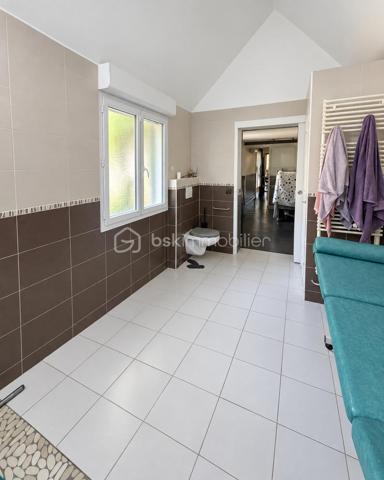 À cinq minutes de Gisors (Eure, 27), au calme, cette maison lumineuse développe quatre chambres et deux salles de bain sur un terrain de 1 830 m². Véranda, grande terrasse couverte, jacuzzi, dépendance et garage composent un ensemble particulièrement complet, avec des équipements de confort déjà en place : climatisation, double vitrage, volets électriques et portail électrique.

REZ-DE-CHAUSSÉE
Le grand salon / séjour constitue le cœur de la maison et s'ouvre sur une cuisine ouverte, créant un espace de vie unifié et lumineux. Une première salle de bain est accessible depuis cet espace. Ce niveau accueille également deux chambres, distribuées en enfilade, la seconde donnant accès à la grande salle de bain située au bout. Cette configuration passante convient particulièrement à un usage parental, à des chambres d'appoint ou à un aménagement en suite, la grande salle de bain se trouvant en position terminale.

À L'ÉTAGE
L'étage accueille deux chambres supplémentaires de belles dimensions, offrant volume et intimité. La maison compte ainsi quatre chambres au total, réparties entre les deux niveaux, ce qui permet d'organiser clairement les espaces selon les besoins du foyer.

VÉRANDA ET TERRASSE
Le séjour s'ouvre sur une véranda, qui assure la transition entre l'intérieur et l'extérieur et permet de profiter de la luminosité en toute saison. Elle dessert l'accès extérieur et débouche sur une grande terrasse couverte par une pergola. Cet espace protégé est utilisable largement au-delà des seuls beaux jours, pour les repas comme pour la détente. Un jacuzzi complète cet aménagement extérieur.

DÉPENDANCE, GARAGE ET STATIONNEMENT
Une dépendance spacieuse vient s'ajouter au bien, offrant un volume conséquent à usage libre : atelier, rangement, espace de loisirs ou projet d'aménagement. Un garage complète l'ensemble. Devant la maison, une surface pavée permet de stationner plusieurs véhicules sans contrainte — un confort appréciable pour un foyer à plusieurs voitures ou pour recevoir.

ÉQUIPEMENTS ET CONFORT
La maison est équipée de la climatisation, du double vitrage, de volets électriques et d'un portail électrique. Ces équipements, déjà installés, représentent un confort immédiat et évitent à l'acquéreur d'engager ces postes de dépense après l'achat.

EXTÉRIEUR ET ENVIRONNEMENT
Le terrain de 1 830 m² offre un espace extérieur particulièrement généreux, propice à l'aménagement paysager, aux activités de plein air ou à un projet complémentaire. La maison bénéficie d'un environnement calme, tout en restant à cinq minutes de Gisors, qui réunit commerces, établissements scolaires et une gare desservant la Normandie comme l'Île-de-France.
Une maison lumineuse au calme, avec véranda, terrasse couverte, jacuzzi et terrain de 1 830 m², à cinq minutes de Gisors.