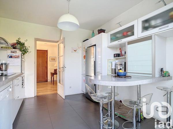 Maison traditionnelle 6 pièces de 168 m² à Chassieu (69680)