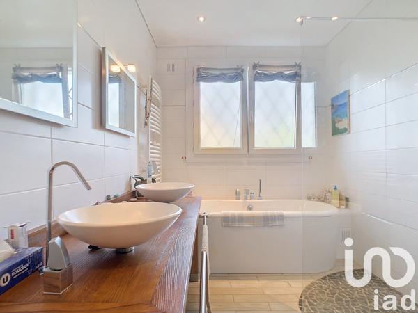 Maison traditionnelle 6 pièces de 168 m² à Chassieu (69680)