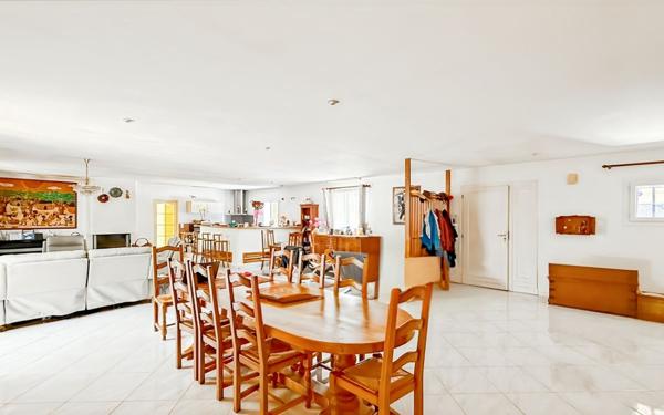 Maison à vendre    5 pièces • 186,87 m2 Fréjus