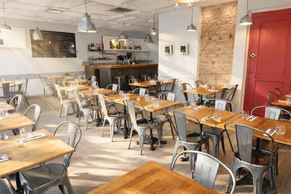 GRENOBLE - BAR RESTAURANT 70 COUVERTS, TERRASSE, Emplacement fort passage et forte notoriété (Murs en option)