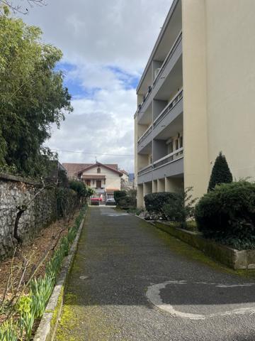 Saint-Martin-d'Hères (38400) Saint Martin d'Hères/Grenoble, appartement T4 au calme avec terrasse et parking