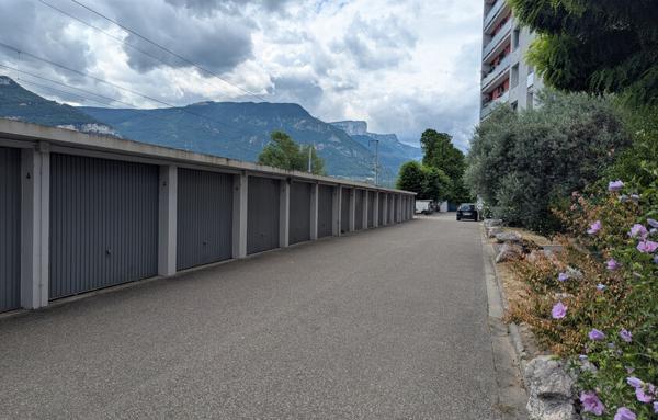 Garage 14 m2 en rez-de-chaussée copropriété sécurisée