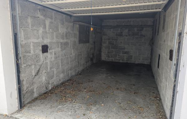 Garage 14 m2 en rez-de-chaussée copropriété sécurisée