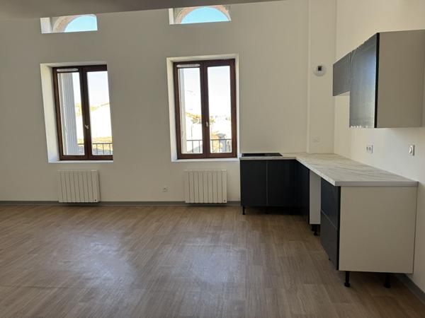 Immeuble rénové offrant trois logements lumineux dont deux T1 bis et un duplex T3 secteur Capucins Carcassonne