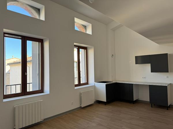 Immeuble rénové offrant trois logements lumineux dont deux T1 bis et un duplex T3 secteur Capucins Carcassonne