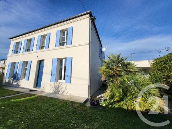 Maison à vendre  5 pièces - 144 m 2   SAINTES  - 17