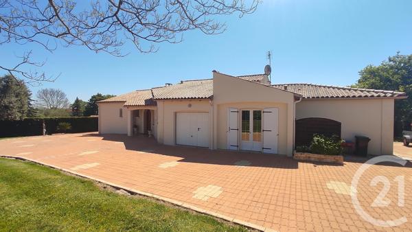 Maison à vendre  5 pièces - 144 m 2   SAINTES  - 17