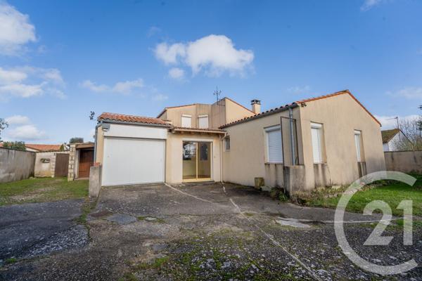 Maison à vendre  5 pièces - 144 m 2   SAINTES  - 17