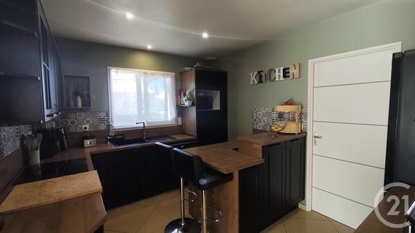 Maison à vendre  5 pièces - 144 m 2   SAINTES  - 17