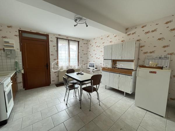 Située dans un environnement calme et à proximité des commodités, venez visiter cette charmante maison d’environ 52 m² habitables, située à La Porte-du-Der, idéale pour un premier achat, un pied-à-terre ou un investissement locatif.

Au rez-de-chaussée, vous découvrirez un séjour lumineux avec cuisine aménagée, un bureau pouvant faire office de petite chambre, une salle d’eau et un WC séparé. À l’étage, un palier dessert une chambre avec un WC séparé et un grenier aménageable offrant un beau potentiel d’agrandissement. 
Le chauffage est assuré par des convecteurs électriques. Les huisseries sont en double vitrage - bois. 
Le bien est complété par un terrain d'environ 45 m². 

Possibilité d'acquérir un terrain plus grand en supplément. 

Idéal primo-accédant ou investissement locatif